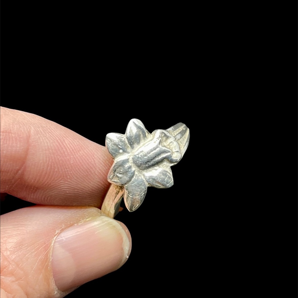 Vintage sterling silver iris flower ring - Picture 3 of 5